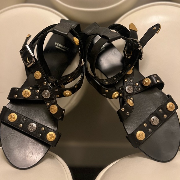 Versace Medusa Multi Logo Vintage
Sandals Size 38 - Picture 2 of 4